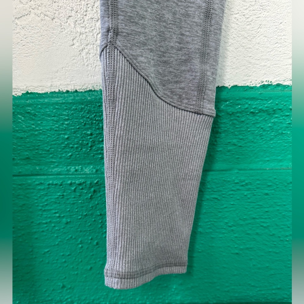 ALO Yoga High-Waist Alosoft Lounge Legging Heather Gray XS - Picture 9 of 15